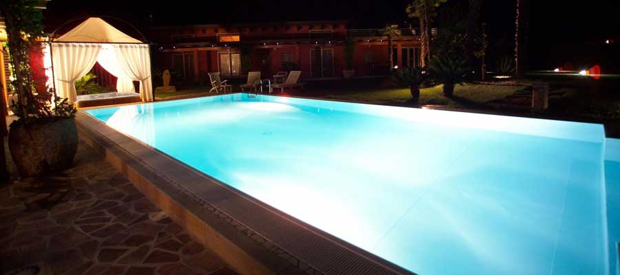 Illuminazione piscinaFari subacquei e led bianchi