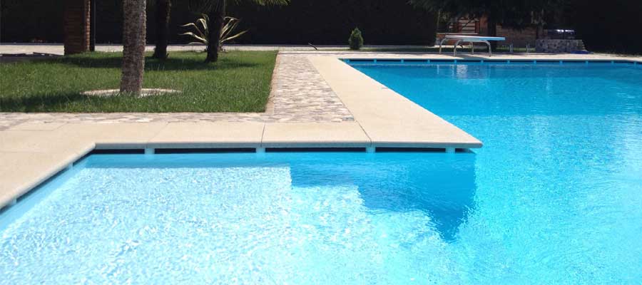 Piscina a sfioro cover piscina sfioro cover con bordo in pietra ... Piscina a sfioro